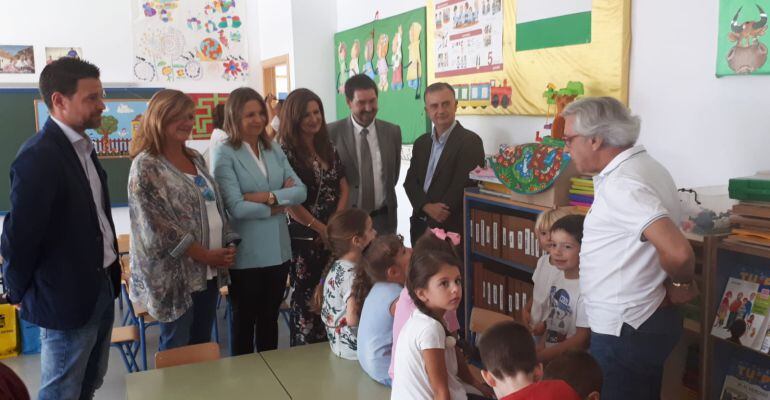 La delegada del Gobierno de la Junta en Jaén, Ana Cobo, rodeada de representantes políticos y personal del centro, en el Colegio Nuestra Señora de la Misericordia de Torreperogil.