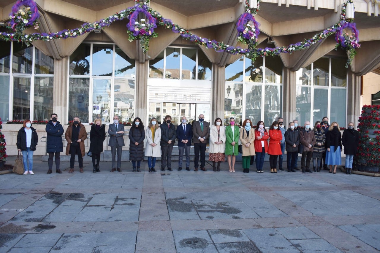Representantes del conjunto de instituciones ciudadrealeñas se han concentrado en Ciudad Real en contra de la guerra en Ucrania respondiendo a la llamada de la FEMP