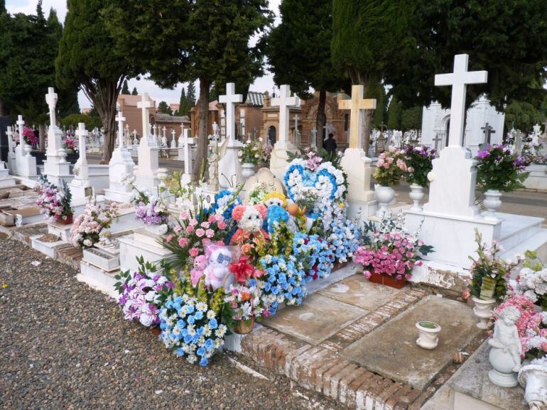 Detalle de una de las calles del cementerio sevillano de San Fernando