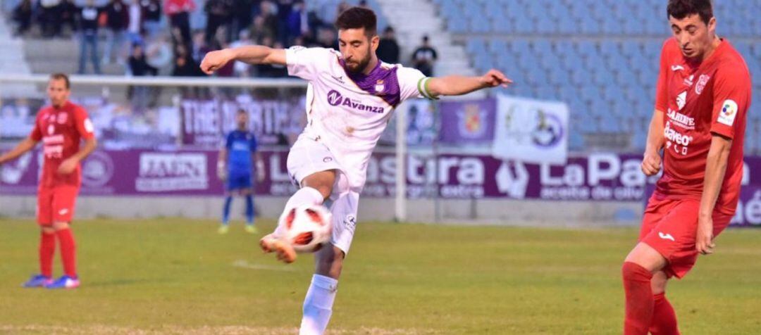 El futbolista del Real Jaén, Mario Martos, controla el balón en un momento del partido.