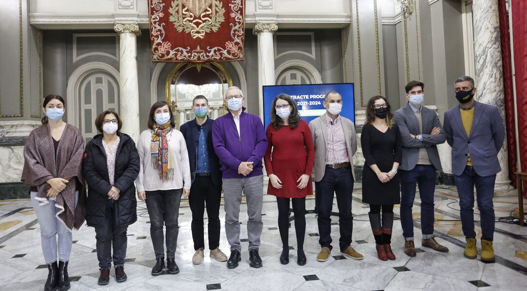 Foto de familia tras la firma del contrato programa de servicios sociales de València