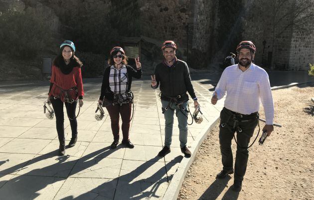 Parte del equipo comercial de SER Toledo, tras haber experimentado la adrenalina que se siente durante el recorrido de la tirolina, situada en el Puente de San Martín de la capital castellano-manchega