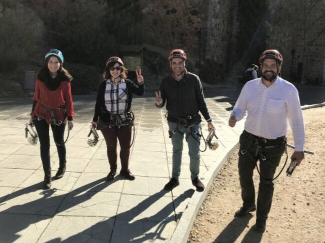 Parte del equipo comercial de SER Toledo, tras haber experimentado la adrenalina que se siente durante el recorrido de la tirolina, situada en el Puente de San Martín de la capital castellano-manchega