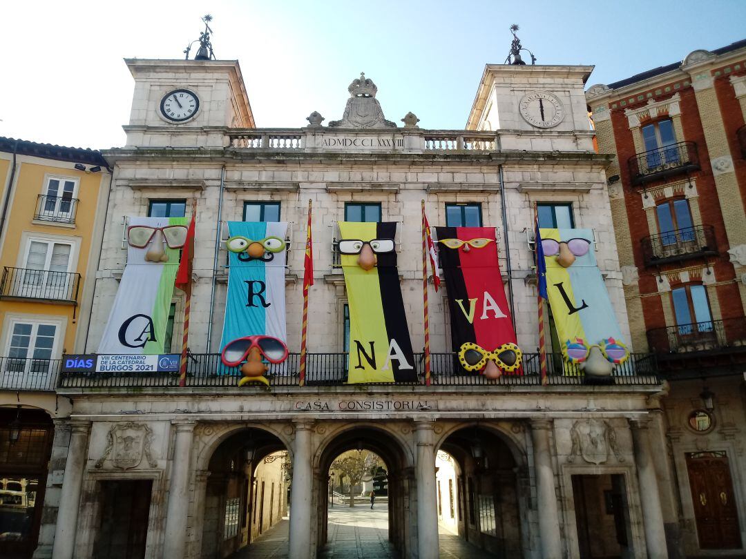 Fachada del Ayuntamiento de Burgos engalanada para el Carnaval