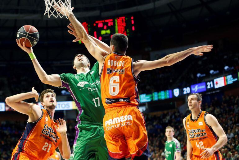 GRAF489. MÁLAGA, El pivot georgiano del Unicaja Giorgi Shermadini (i) lanza a canasta ante la defensa del escolta del Valencia Basket Alberto Abalde, durante la decimotercera jornada de la liga ACB Endesa disputado esta noche en el Palacio de los Deportes