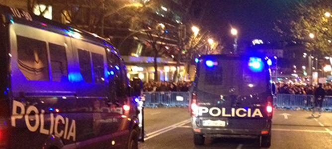 Vista general del cordón policial desplegado en Génova para impedir a los manifestantes llegar a la sede del PP