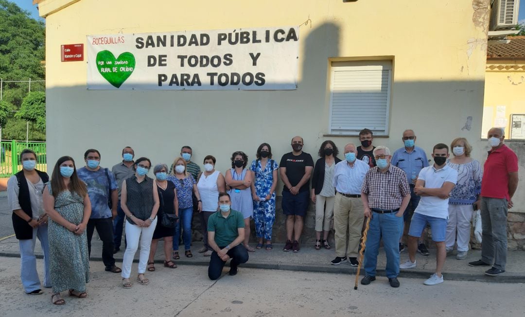 Representantes de los ayuntamientos del Nordeste a las puertas de Urgencias en el Centro de Salud de Boceguillas