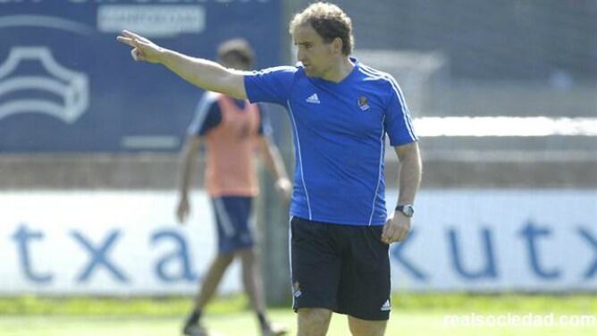 Jagoba Arrasate dirigiendo el último entrenamiento para recibir al Almería