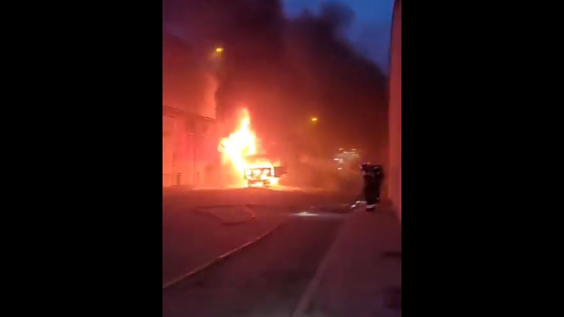 El camión en llamas en el polígono Cobo Calleja