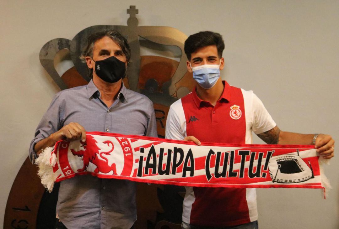 Riki Mangana junto a Ricar Pozo en la presentación como jugador de la Cultural