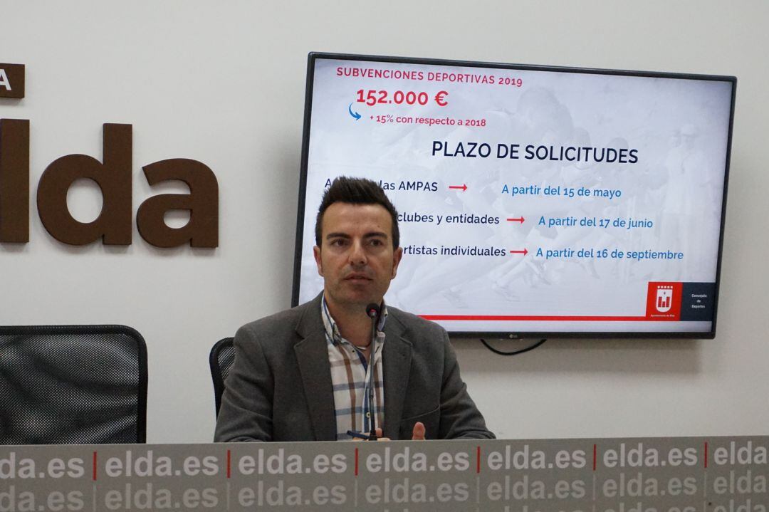 Fernando Gómez, concejal de Deportes de Elda, recuerda los palazos para presentar las solicitudes