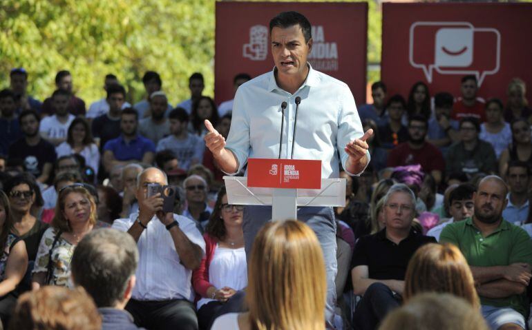 El secretario general del PSOE, Pedro Sánchez, durante su intervención en un acto de campaña celebrado este domingo en Vitoria.