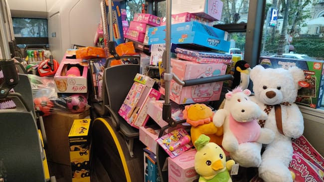 Lleno de juguetes en los autobuses de TUSSAM de la Operación Buena Gente