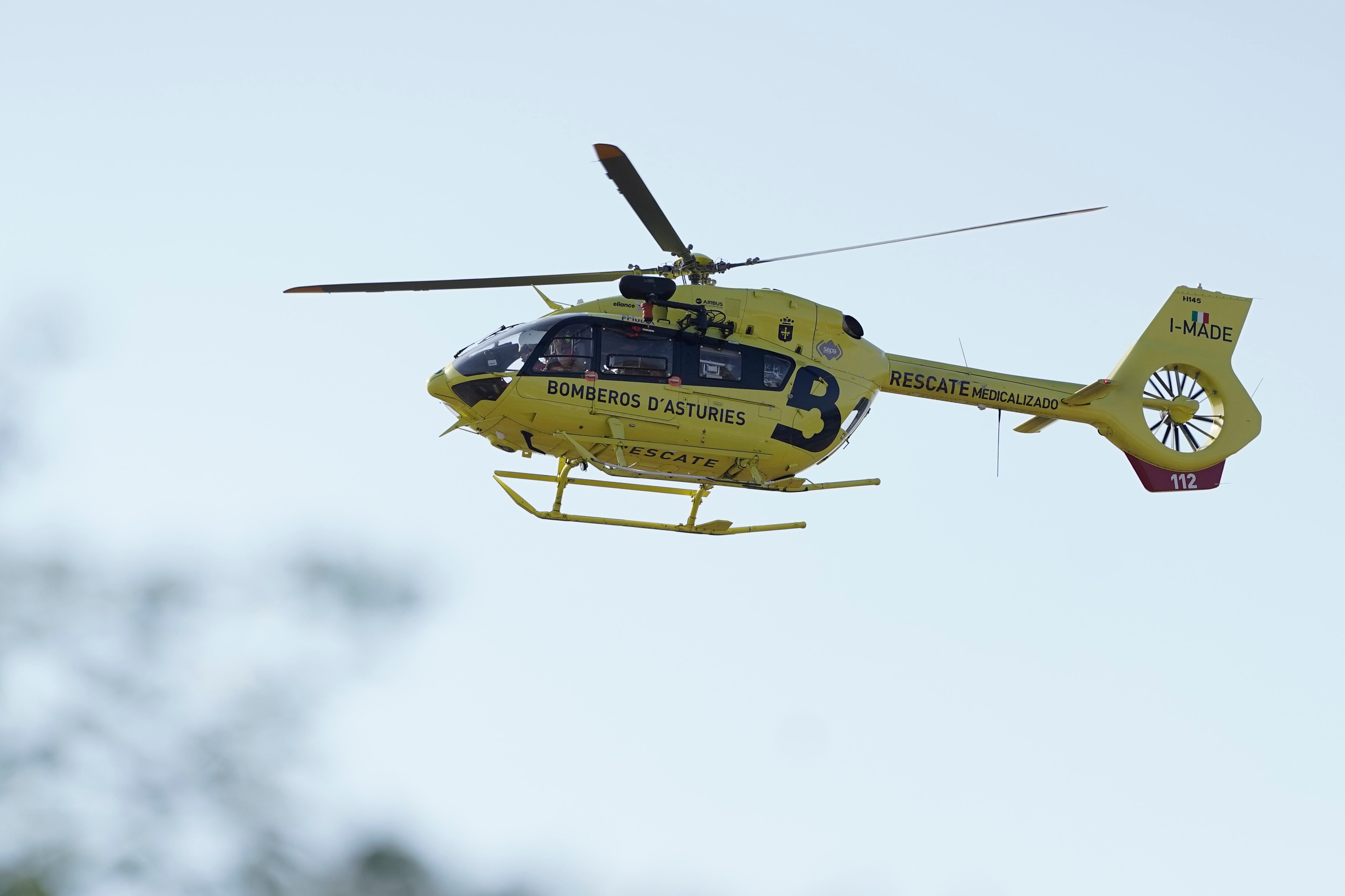 LA MORGAL (ASTURIAS), 23/08/2025.- Un helicóptero del departamento de Bomberos de Asturias despega de la base. Asturias sigue pendiente de la evolución de los incendios declarados en el suroccidente asturiano, especialmente de Degaña, en el que se está volcando el operativo de lucha contra el fuego. EFE/ Paco Paredes