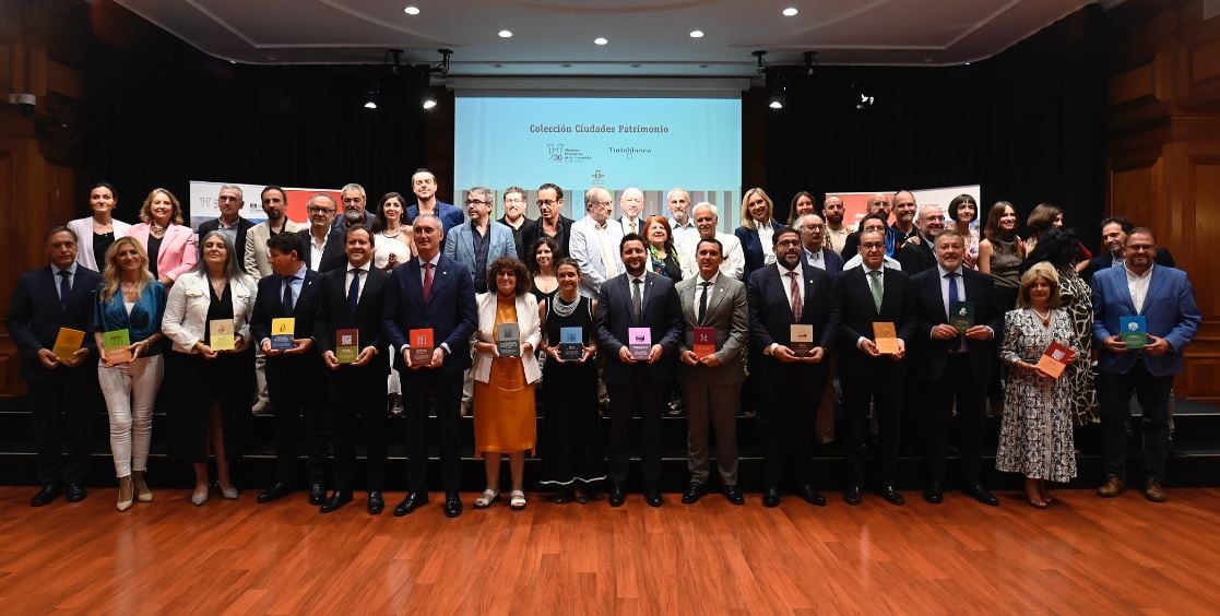 Foto de alcaldes con los libros de cada ciudad editados por el Grupo Ciudades Patrimonio de la Humanidad.