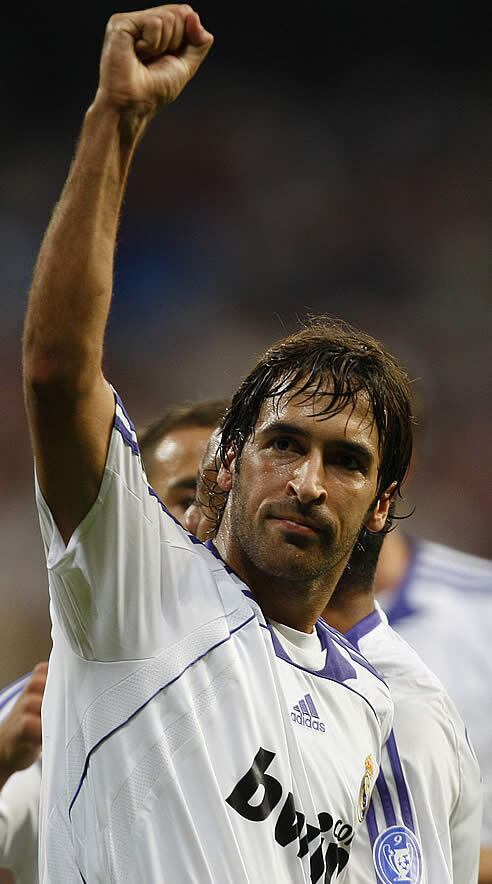 Raúl celebra el primer gol de los blancos