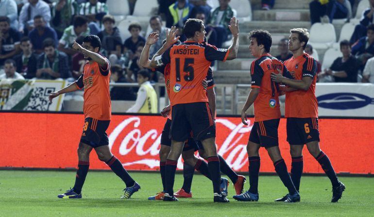 GRA504. CÓRDOBA, 25/10/2014.- Los jugadores de la Real Sociedad celebran el primer gol del equipo donostiarra, durante el encuentro correspondiente a la novena jornada de primera división, que disputan esta noche frente al Córdoba en el estadio Arcangel d