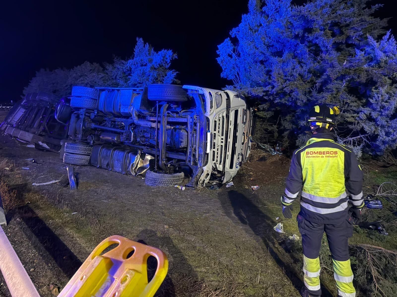 Herido el conductor de un camión tras una salida de vía - Foto: Bomberos Diputación de Valladolid