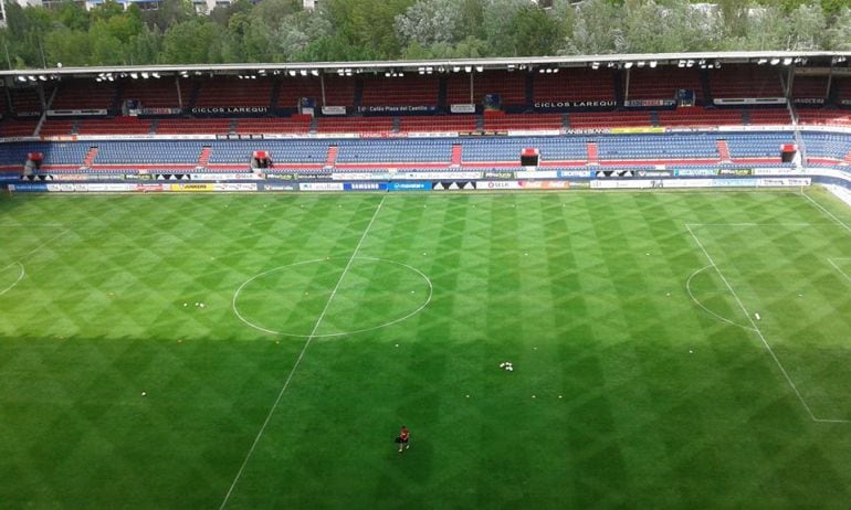 Con este curioso corte del césped de El Sadar quiso homenajear el jardinero de Osasuna al Leicester por su título de campeón de la Premier League 