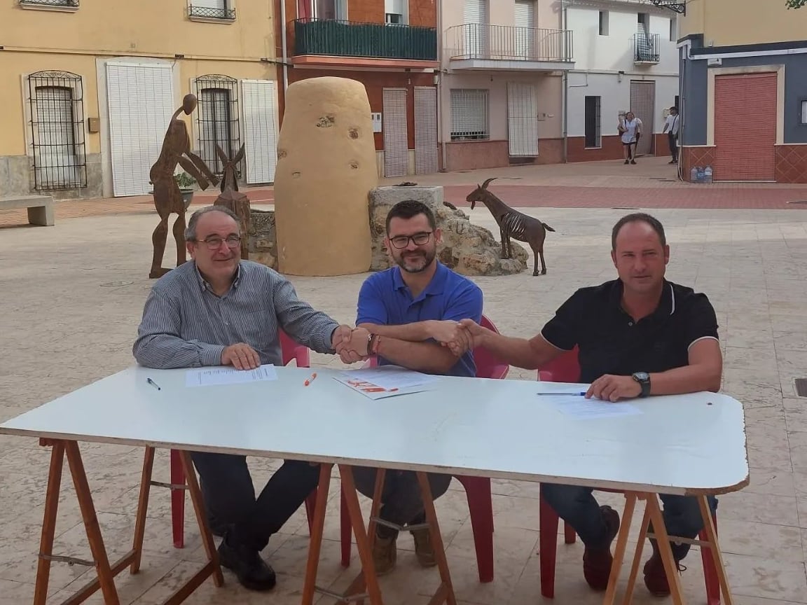 Firma del acuerdo para el gobierno local del Ayuntamiento de Els Poblets (Alicante) de los representantes de Compromís, Vivim y Proyecto Residentes Els Poblets (PRE) en junio de 2023 - Imagen: Facebook Comprimís Els Poblets