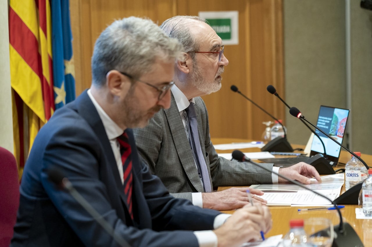 El conseller de Hacienda, Arcadi España, y el presidente de ASCER, Vicente Nomdedeu.