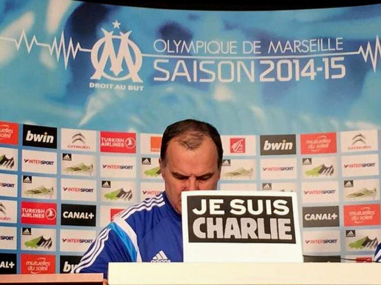 El entrenador del Olympique de Marsella habla ante la prensa con el cartel &#039;Je suis Charlie&#039;