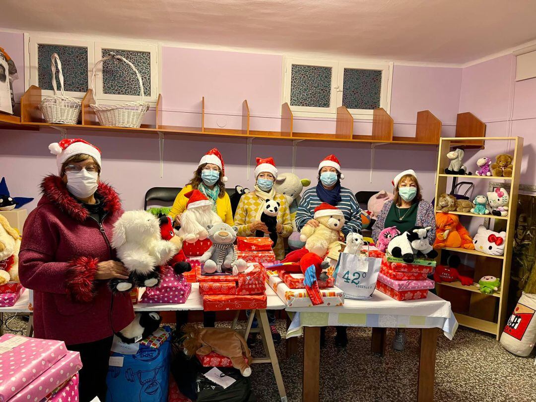 Parte de las mujeres de la Asociación de Mujeres del Barrio de Lourdes de Tudela con los juguetes que repartirán