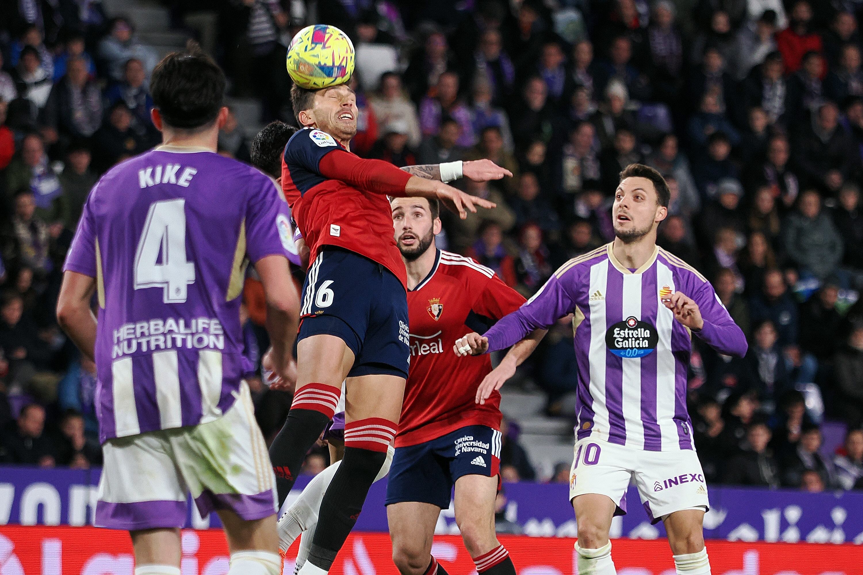 VALLADOLID. 12/02/23. El centrocampista del Club Atlético Osasuna Lucas Torró (2i) despeja de cabeza durante el partido correspondiente a la Jornada 21 de LaLiga Santander que enfrenta a ambos equipos este domingo en el Estadio José Zorrilla de Valladolid. EFE/ R. García