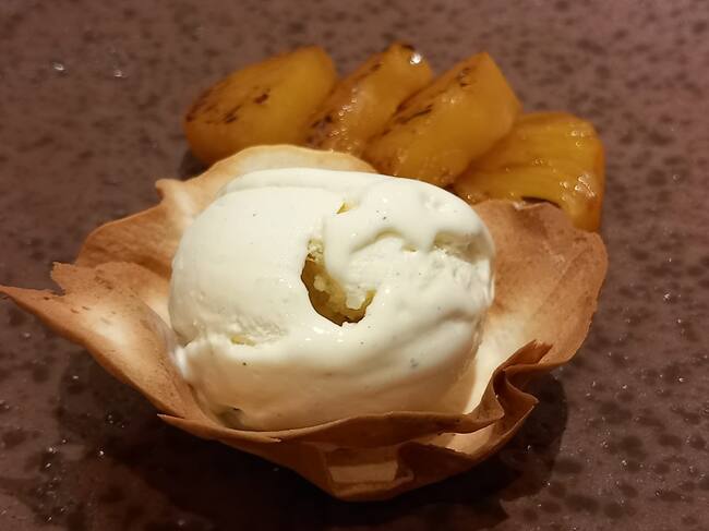 Piña marinada con ron y tulipa con helado de vainilla