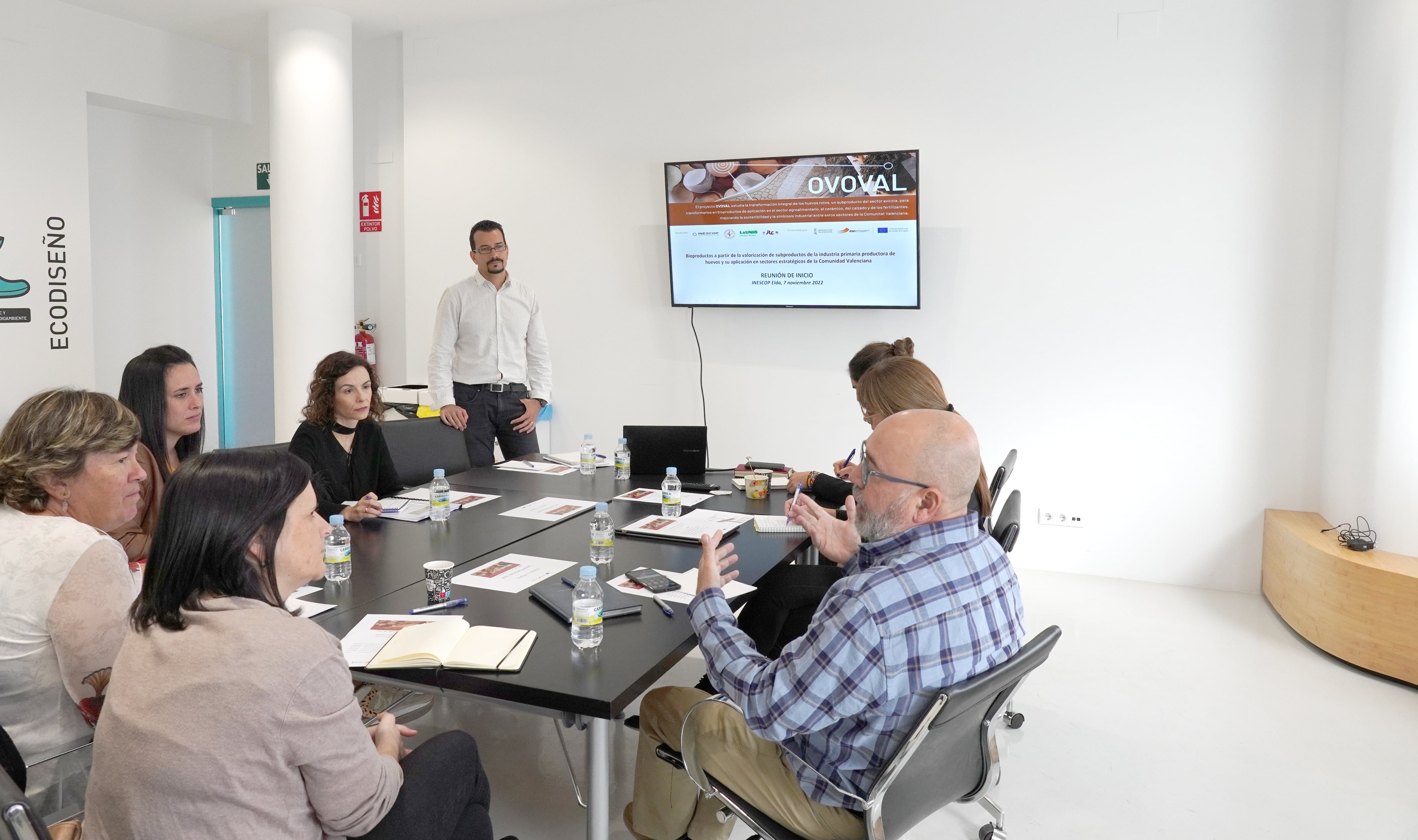 La reunión de Ovoval con la Generalitat Valenciana en la que se aprueba utilizar este residuo animal en la industria de la cerámica y el calzado, así como en el campo