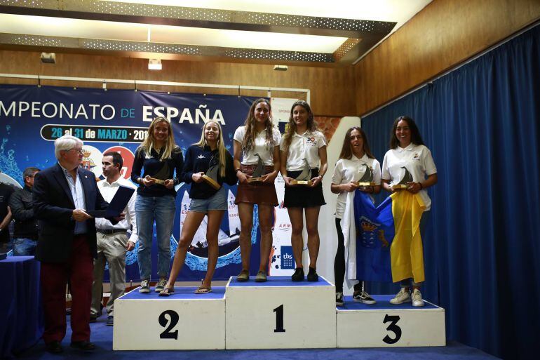 Julia Miñana y Silvia Sebastia en lo más alto del podium.