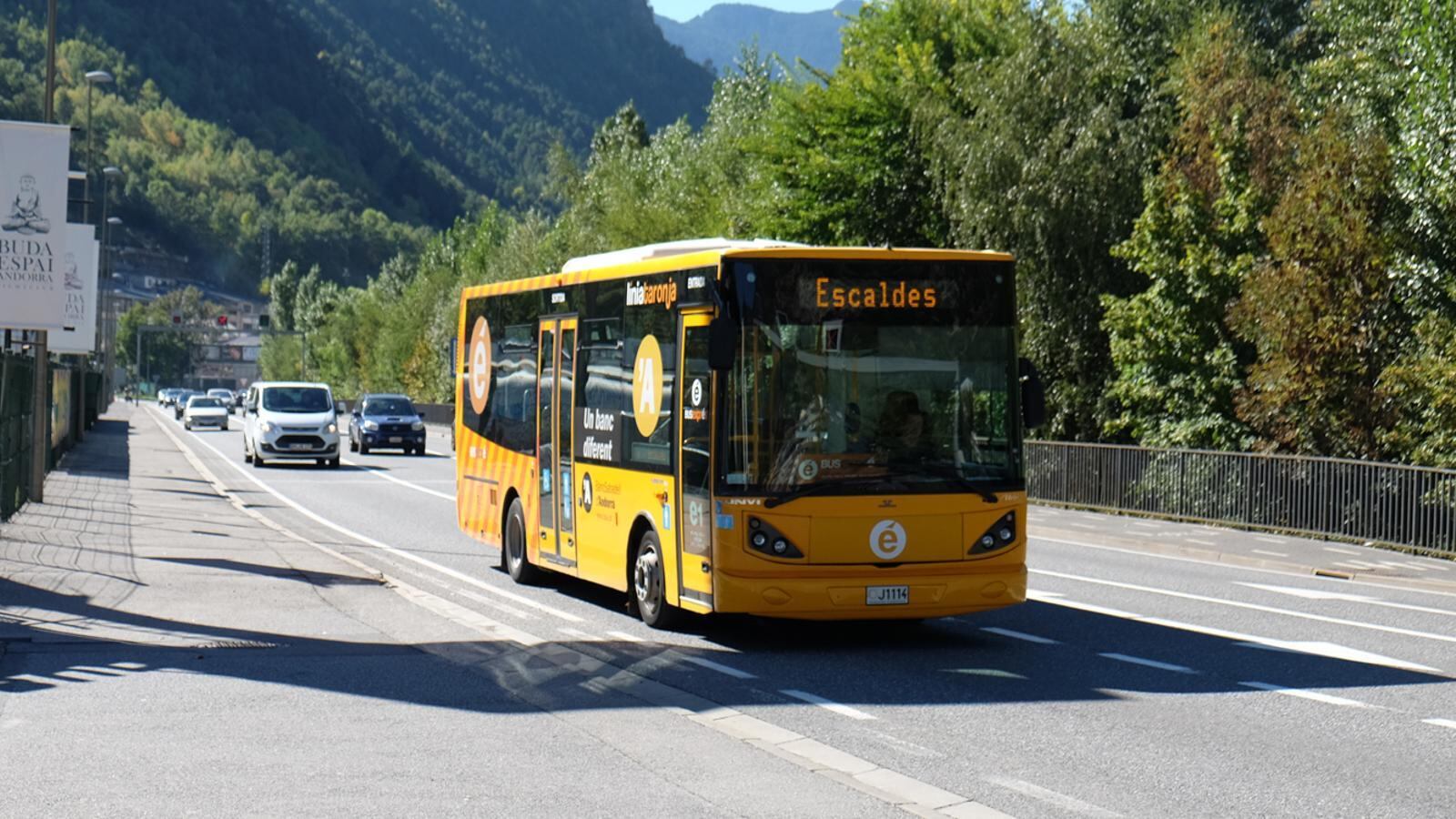 Un autobús a la xarxa viària