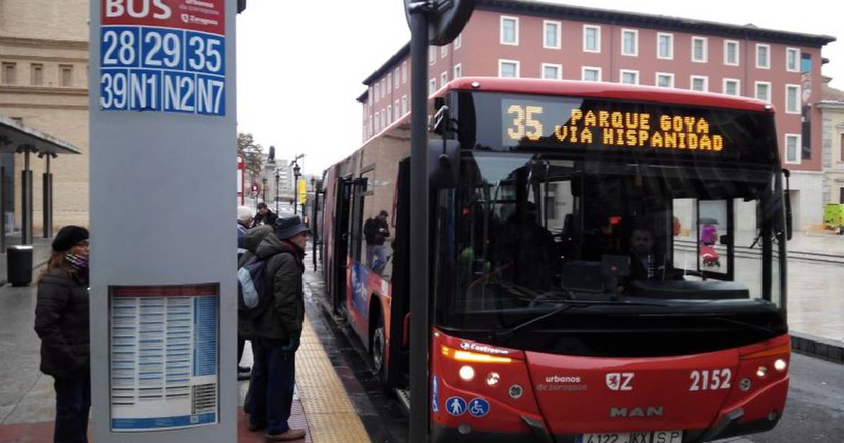 Imagen de archivo de una parada de bus urbano de Zaragoza