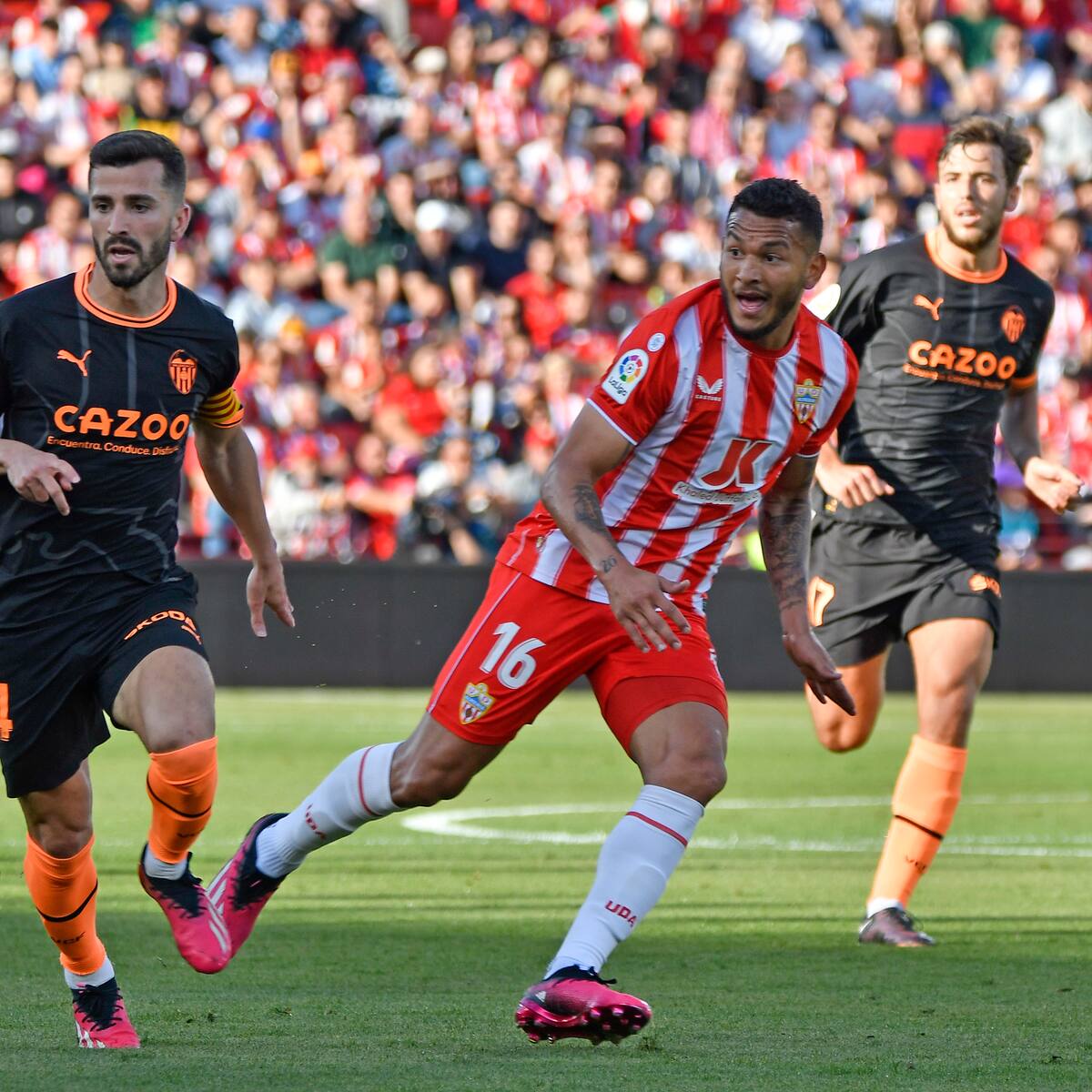 El Valencia regresa a la zona de descenso tras perder en Almería (2-1)