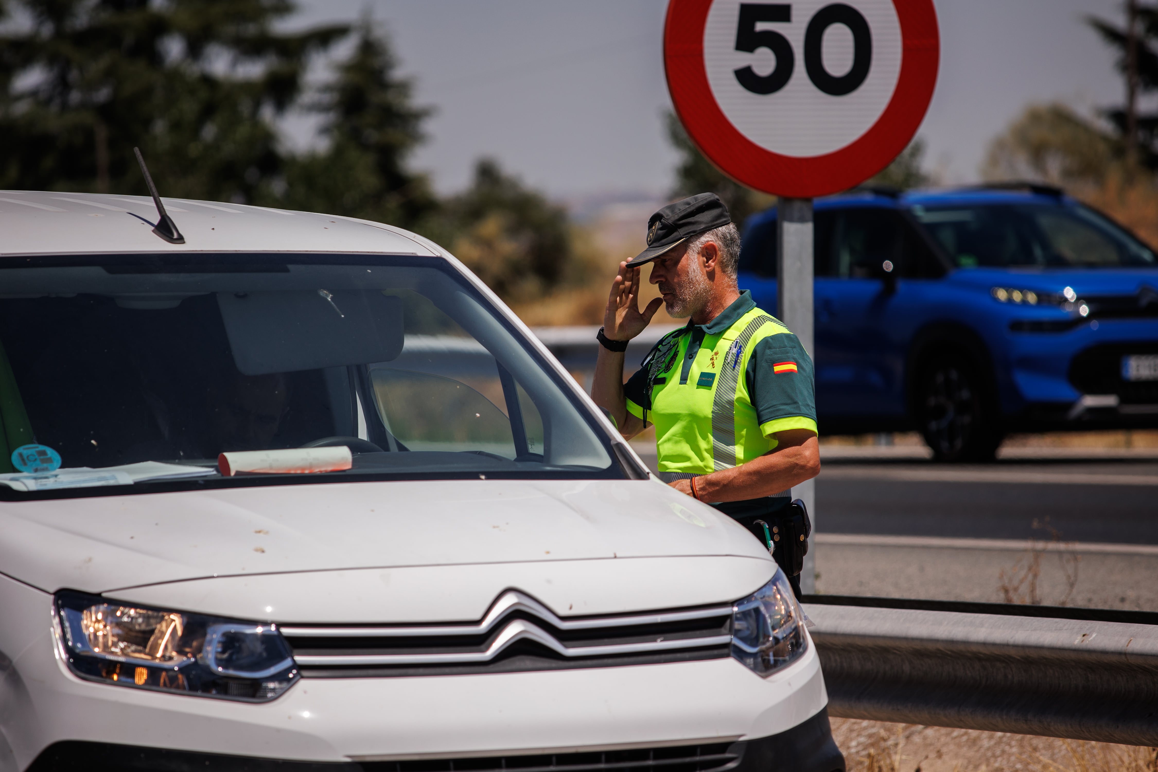 Un agente de la Benemérita le da el alto a un conductor durante la primera operación salida del pasado verano