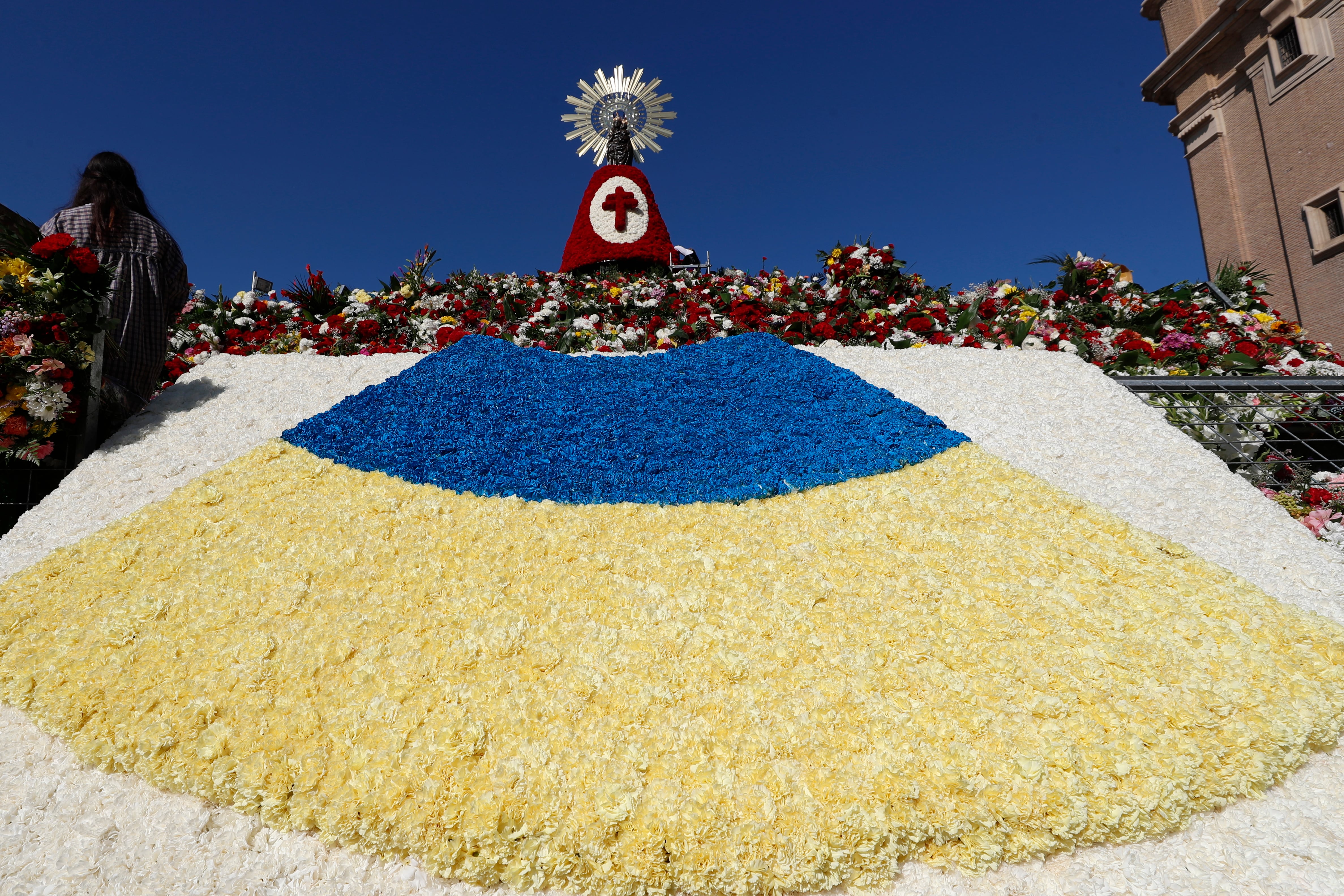 La Virgen del Pilar luce la bandera de Ucrania como país invitado de la Ofrenda de Flores de Zaragoza 2022