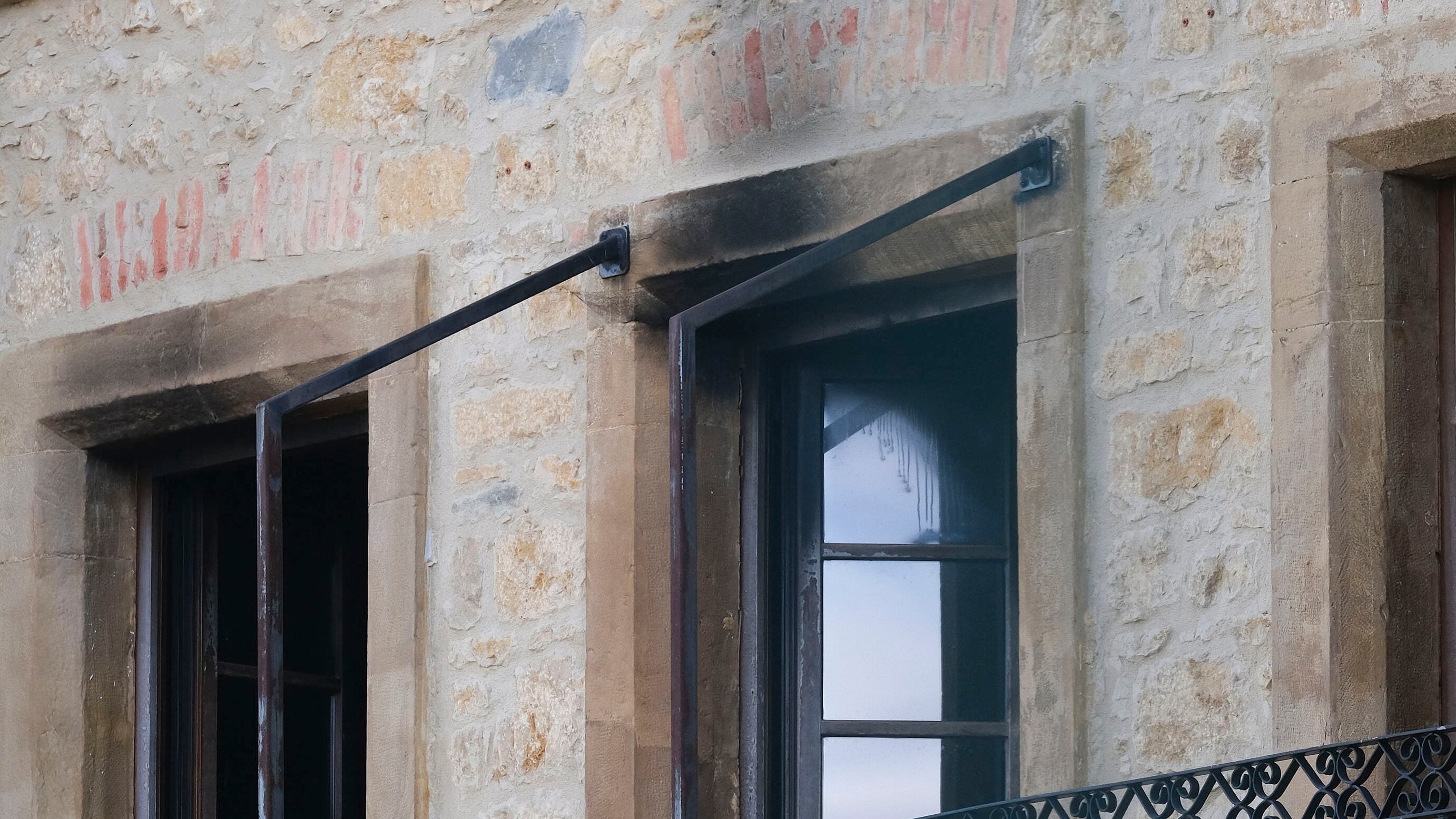 Una mujer ha fallecido y otras 27 personas han resultado afectadas, tres de ellas graves y veinticuatro leves, por inhalación de humo en un incendio registrado esta madrugada en una residencia de ancianos ubicada en la localidad de Valdesoto, en el concejo asturiano de Siero.