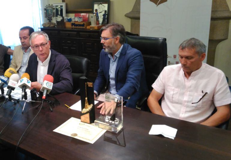 El alcalde de Plasencia (centro) a su izquierda el concejal de servicios municipales y los representantes de la empresa y el comité de empresa de la limpieza de la ciudad (extremos) con la Escoba de Oro