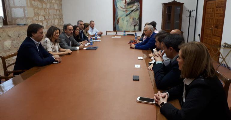 El consejero de Fomento, Felipe López (tercero por la izqda), durante la reunión mantenida en Jaén.