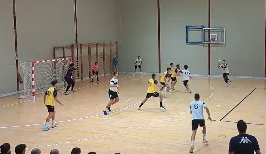 Una acción de juego defensivo del Tubos Aranda frente a Nava en Campaspero