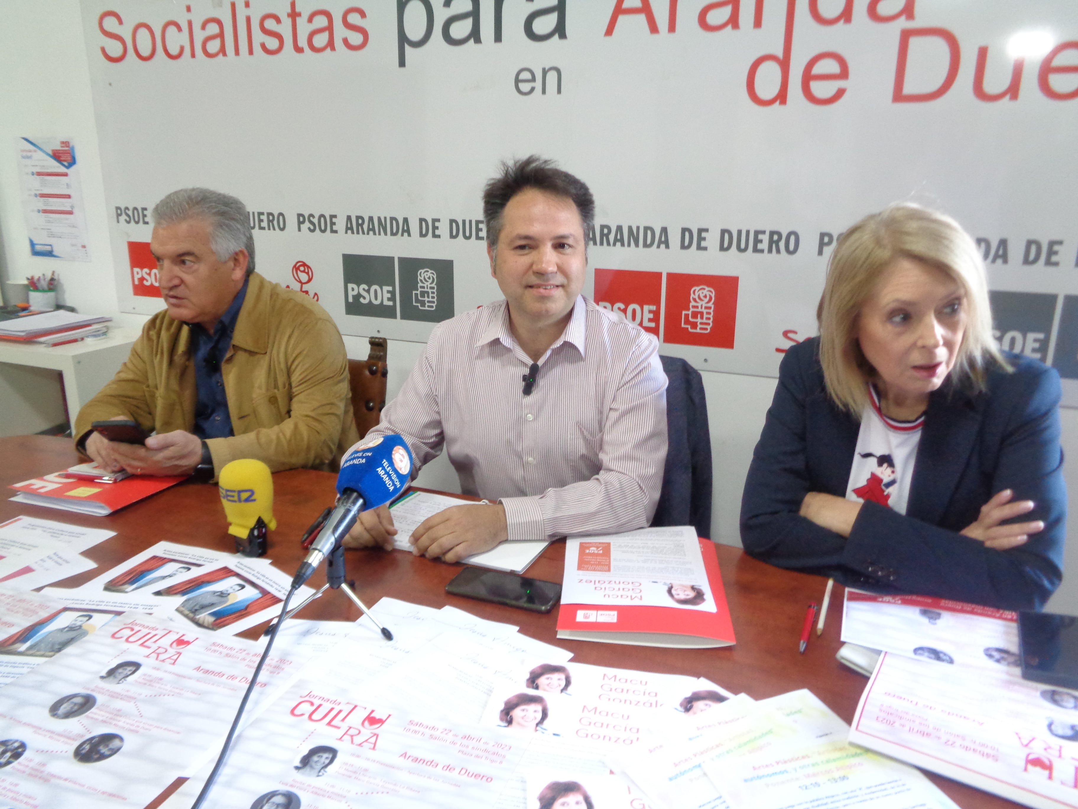 Alberto Marcos, en el centro, con el candidato a la Alcaldía, Ildefonso Sanz, y la número dos de la lista, Amparo Simón