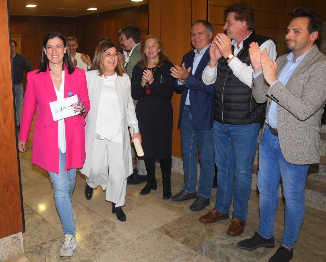 Buruaga e Igual entran en el salón del Hotel Santemar donde el PP ha seguido la noche electoral.