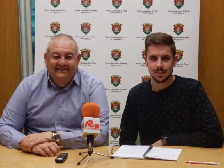 José Medina da el testigo a Carlos Escolano en IU Petrer 