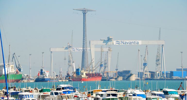 Imagen de los astilleros de Puerto Real desde Cádiz