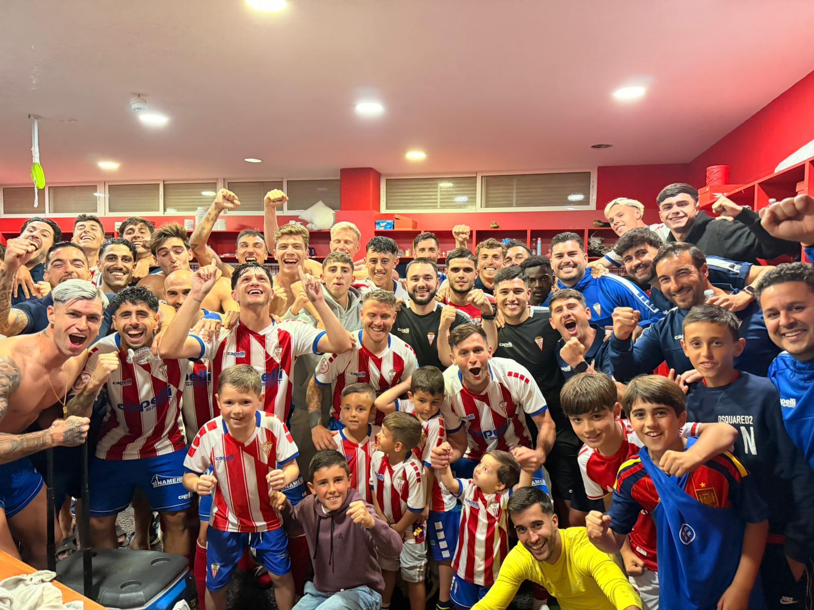 La plantilla celebra el triunfo