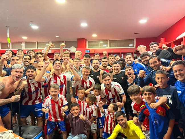 La plantilla celebra el triunfo