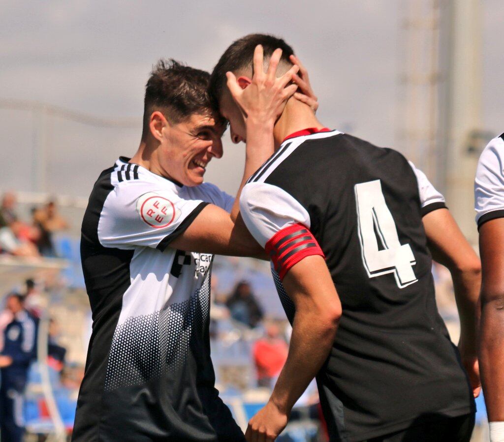 Neskes y Farru celebran el primer gol albinegro