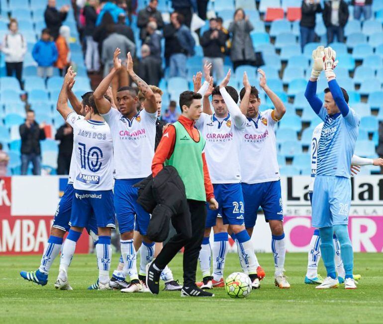 Los jugadores del Real Zaragoza devolviendo los aplausos de su afición tras vencer al Mallorca