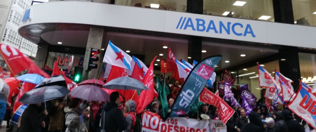 Movilización ante la sede de Abanca