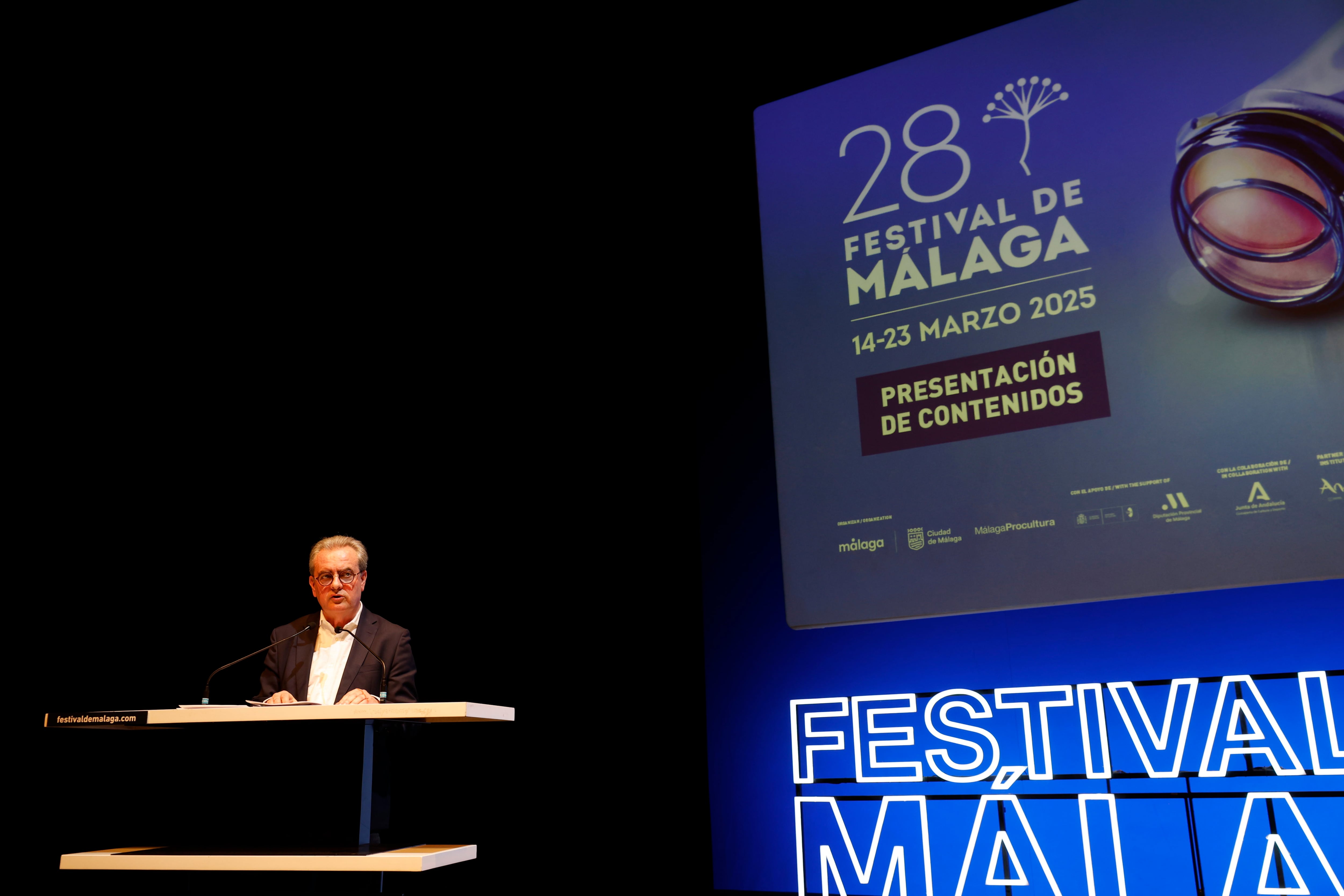 MÁLAGA, 25/02/2025.- El director del Festival de Cine en Español de Málaga, Juan Antonio Vigar, da una rueda de prensa para presentar el vigésimo octavo Festival de Cine en Español de Málaga en el Teatro Echegaray este martes. EFE/ Jorge Zapata
